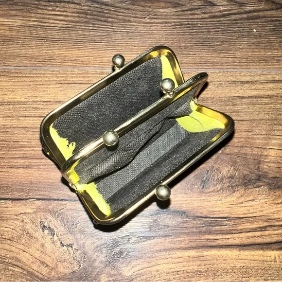 Sustainable leather embossed change purse - Picture 3 of 13